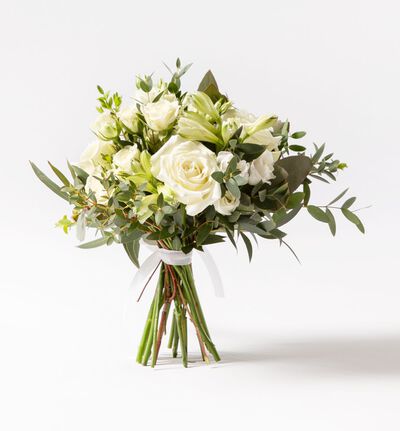 Brudepikebukett med hvite roser og grønt